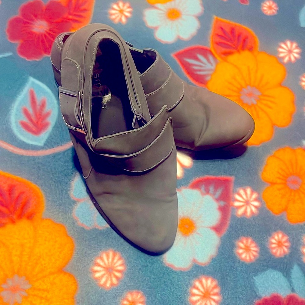Jasmin ankle boots gray with buckle on the sides shoe size 8 1/2